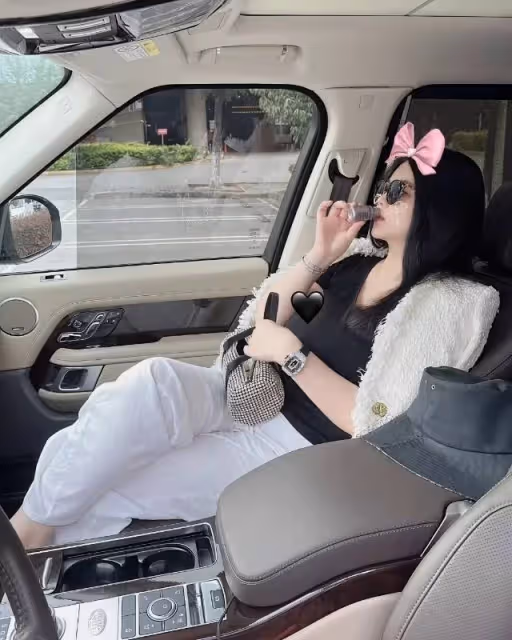 富婆李湘又忙炫富，戴百萬名表喝美白飲，王詩齡一頂帽子3800塊