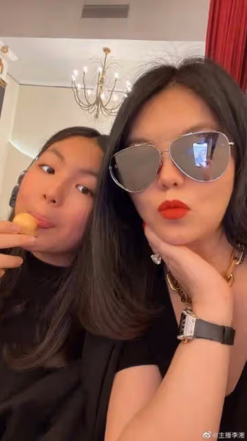 富婆李湘又忙炫富，戴百萬名表喝美白飲，王詩齡一頂帽子3800塊