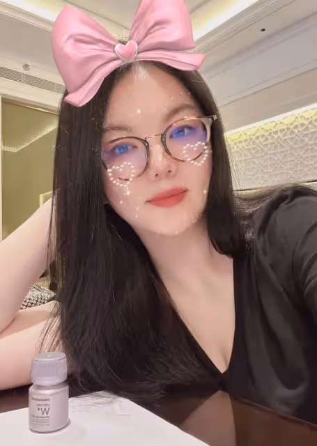 富婆李湘又忙炫富，戴百萬名表喝美白飲，王詩齡一頂帽子3800塊