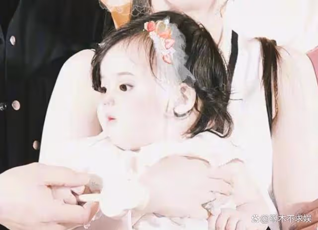 郭碧婷女兒正面照首曝光!3歲小奶黃神似混血外公,大眼睛高顏值