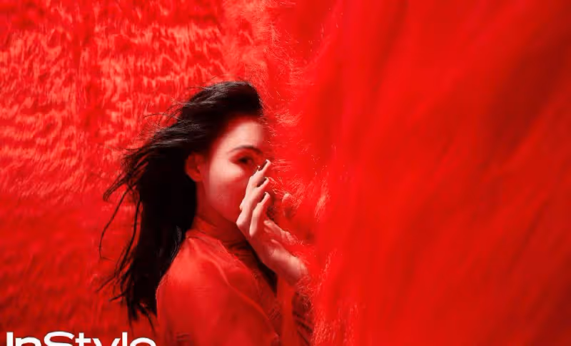 張柏芝又登雜誌封面!穿紅色風衣插兜拍大片,私服穿搭卻讓人迷惑