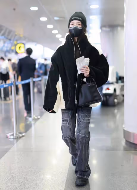 林允最新機場私服,穿黑色羊羔絨外套配牛仔褲,帥氣時尚還保暖