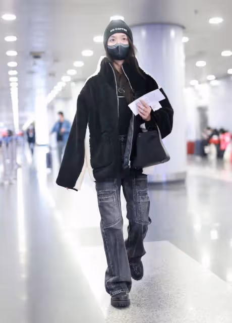 林允最新機場私服,穿黑色羊羔絨外套配牛仔褲,帥氣時尚還保暖
