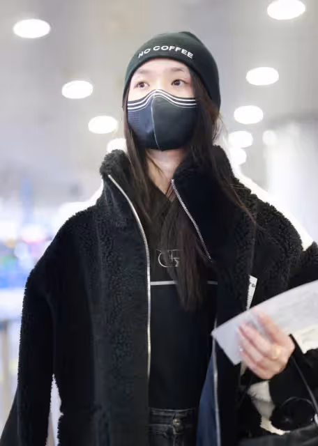林允最新機場私服,穿黑色羊羔絨外套配牛仔褲,帥氣時尚還保暖