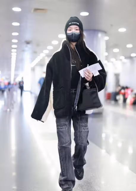 林允最新機場私服,穿黑色羊羔絨外套配牛仔褲,帥氣時尚還保暖