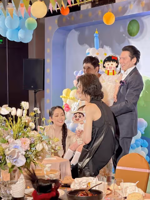 向佐牽郭碧婷為二胎辦周歲宴，英文名曝光，女兒備受爺爺奶奶寵愛