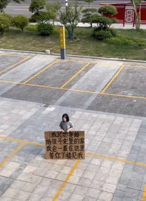 艷陽下跪6小時!單親媽「舉牌求前夫復合」畫面超催淚 沒想到「卻爆出驚人內幕」:她自作自受