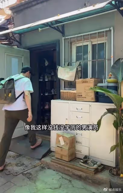 北漂10年存款只有5位數,住10平米房無空調,苦中作樂兔子相伴