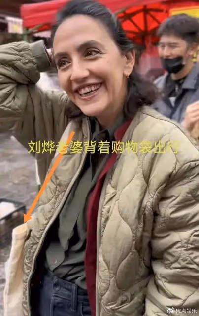 劉燁外籍老婆滄桑變化大!在大理與老狼玩樂隊,兒女被指似印度人