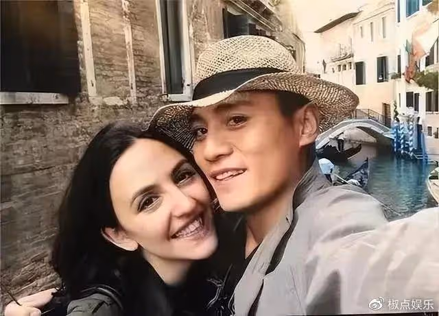 劉燁外籍老婆滄桑變化大!在大理與老狼玩樂隊,兒女被指似印度人