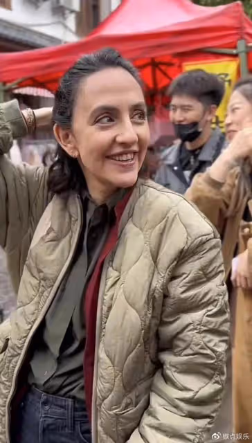 劉燁外籍老婆滄桑變化大!在大理與老狼玩樂隊,兒女被指似印度人