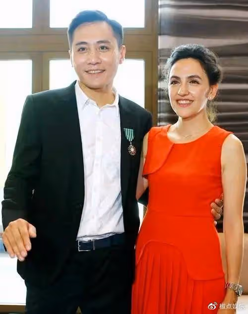 劉燁外籍老婆滄桑變化大!在大理與老狼玩樂隊,兒女被指似印度人