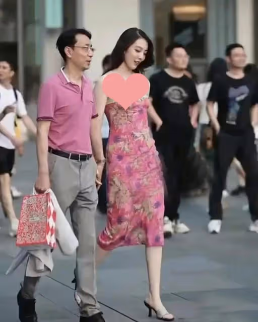 這一次,網友深度扒出的「包養瓜」,徹底扯下了董小姐的遮羞布