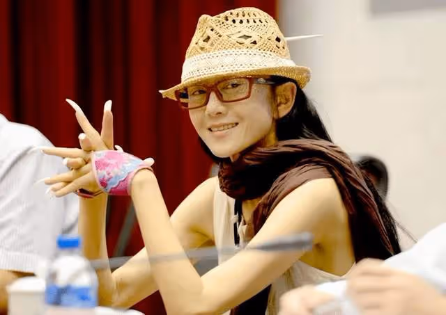 楊麗萍回應孔雀舞爭議：每一個人都是赤條條的來，男舞伴造型合理