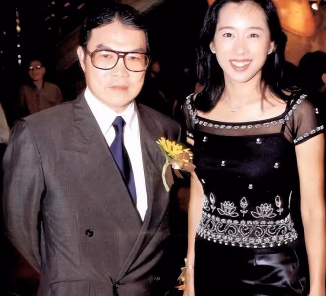 郭晶晶高調曬出一家五口正臉照,女兒們顏值頗高像極了奶奶朱玲玲