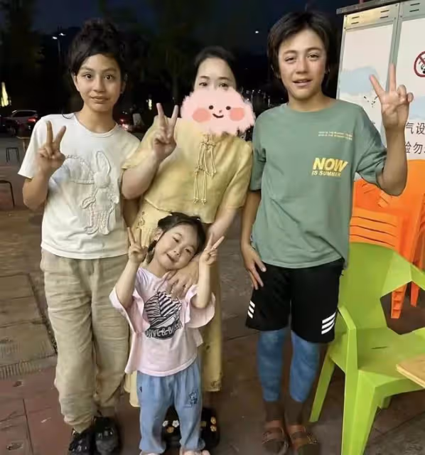 劉燁:法國老婆現身大理,與老狼葉蓓同台演出,被指像中國老太太