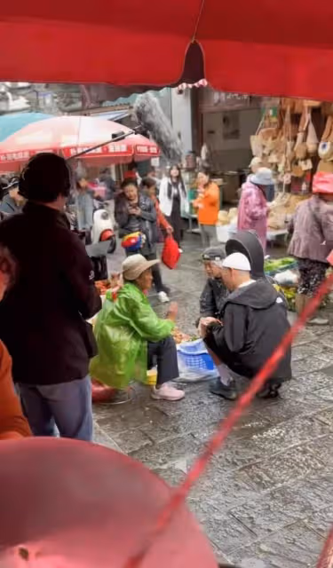劉燁:法國老婆現身大理,與老狼葉蓓同台演出,被指像中國老太太