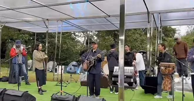 劉燁:法國老婆現身大理,與老狼葉蓓同台演出,被指像中國老太太