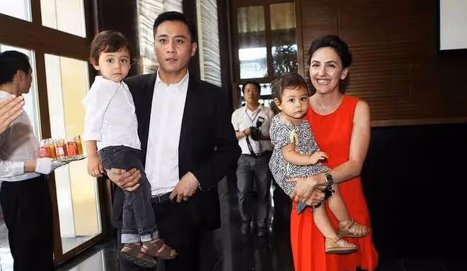 劉燁:法國老婆現身大理,與老狼葉蓓同台演出,被指像中國老太太