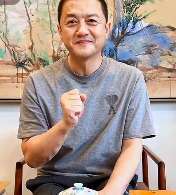 李亞鵬:拖著疲憊身體流落街頭被網友拍到,妻子直播回應體驗生活