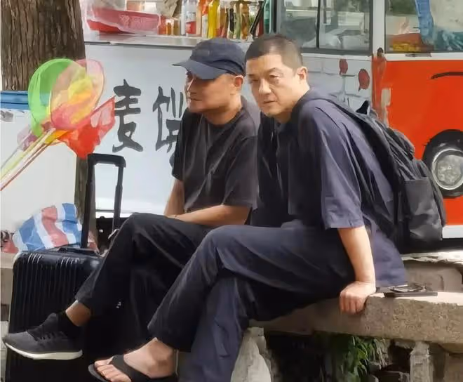 李亞鵬:拖著疲憊身體流落街頭被網友拍到,妻子直播回應體驗生活