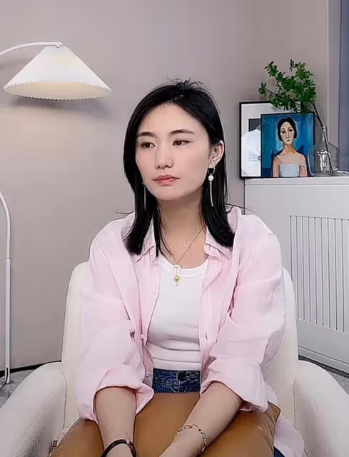 李亞鵬:拖著疲憊身體流落街頭被網友拍到,妻子直播回應體驗生活