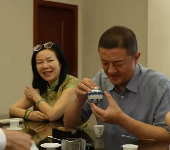 李亞鵬:拖著疲憊身體流落街頭被網友拍到,妻子直播回應體驗生活