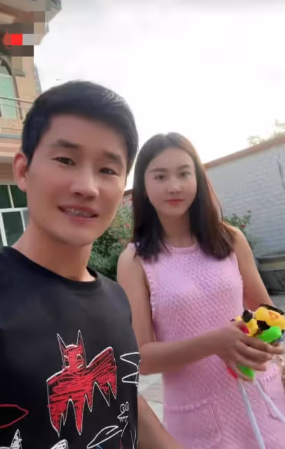 李亞鵬:拖著疲憊身體流落街頭被網友拍到,妻子直播回應體驗生活