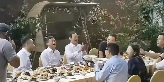 馬雲請汪涵參加家宴,有美女過來點頭哈腰敬酒,馬雲汪涵反應不同