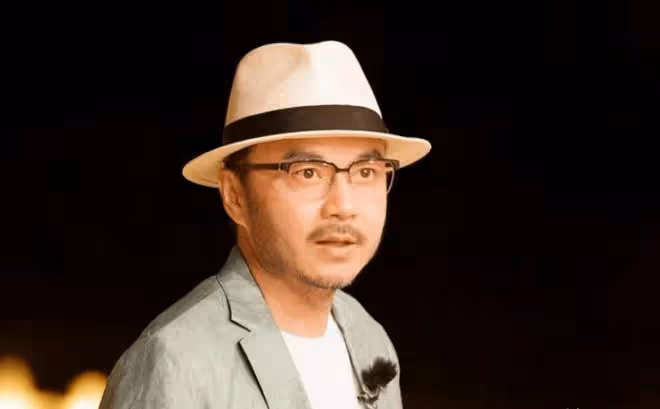 馬雲請汪涵參加家宴,有美女過來點頭哈腰敬酒,馬雲汪涵反應不同