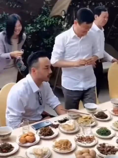 馬雲請汪涵參加家宴，有美女過來點頭哈腰敬酒，馬雲汪涵反應不同