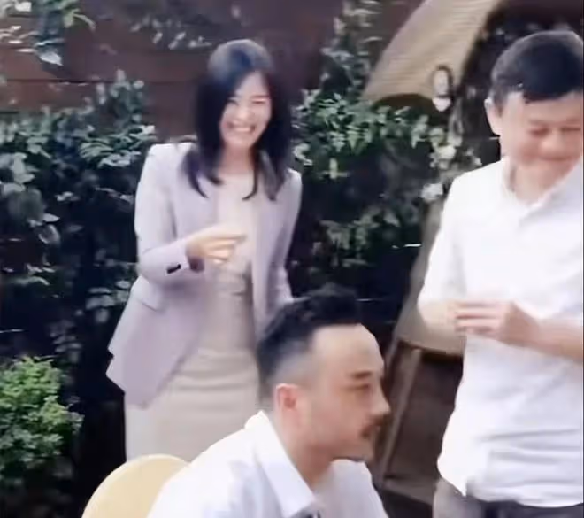 馬雲請汪涵參加家宴，有美女過來點頭哈腰敬酒，馬雲汪涵反應不同