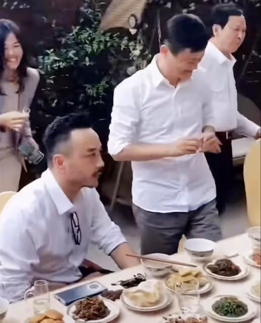 馬雲請汪涵參加家宴，有美女過來點頭哈腰敬酒，馬雲汪涵反應不同