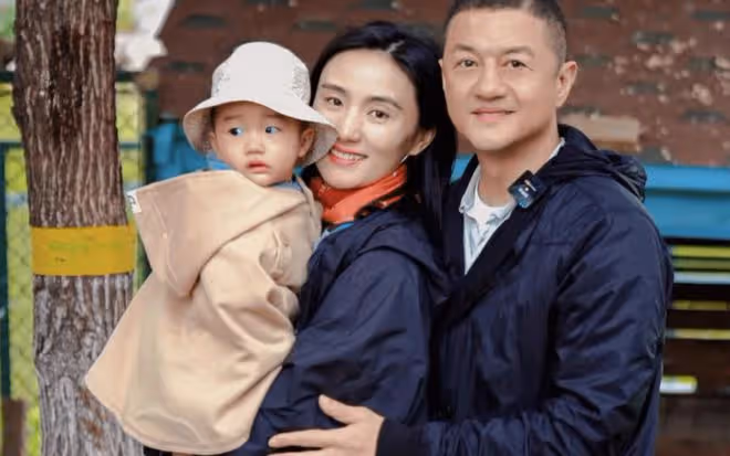 夫妻一起撈金?海哈金喜首開直播,李亞鵬成榜一大哥,滿屏刷王菲