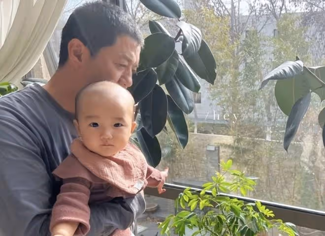 夫妻一起撈金?海哈金喜首開直播,李亞鵬成榜一大哥,滿屏刷王菲