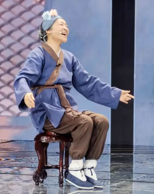 倪萍舞台挑戰劉姥姥遭質疑,演技成最大槽點,網友:到哪都愛煽情