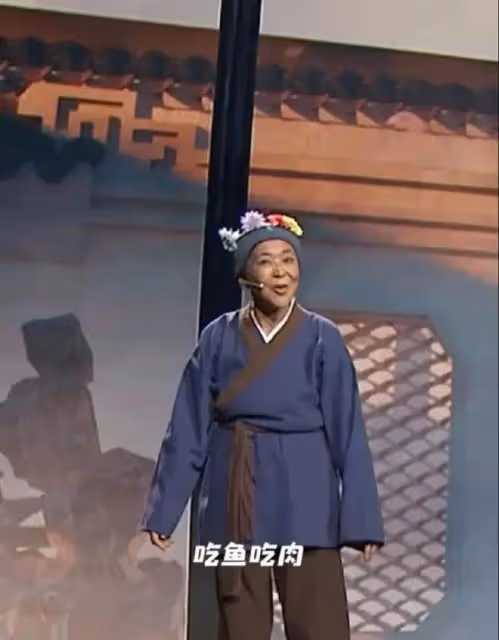 倪萍舞台挑戰劉姥姥遭質疑,演技成最大槽點,網友:到哪都愛煽情