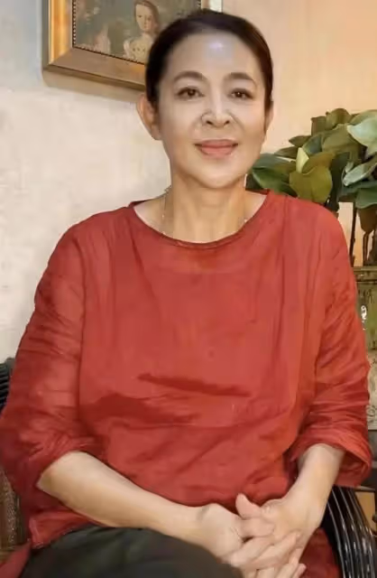 倪萍舞台挑戰劉姥姥遭質疑,演技成最大槽點,網友:到哪都愛煽情