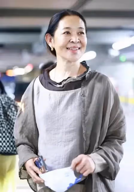 倪萍舞台挑戰劉姥姥遭質疑,演技成最大槽點,網友:到哪都愛煽情