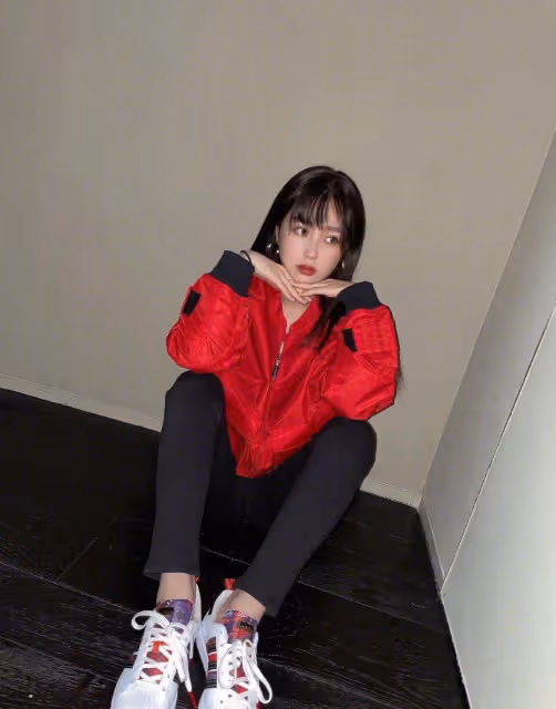 虞書欣私服好會穿!白色毛衣搭配藍色牛仔褲,長卷髮造型清新甜美