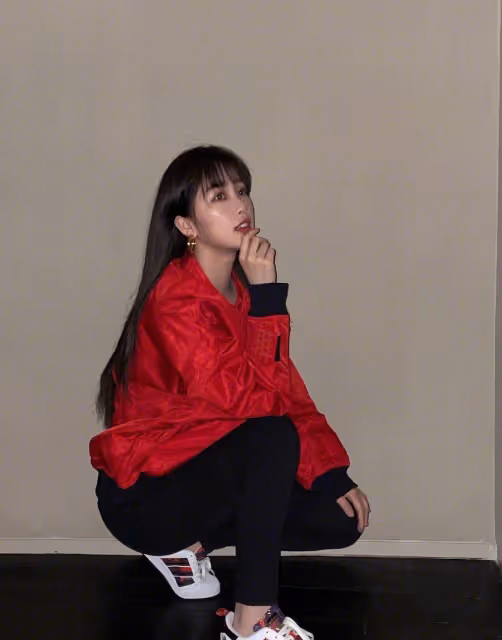 虞書欣私服好會穿!白色毛衣搭配藍色牛仔褲,長卷髮造型清新甜美