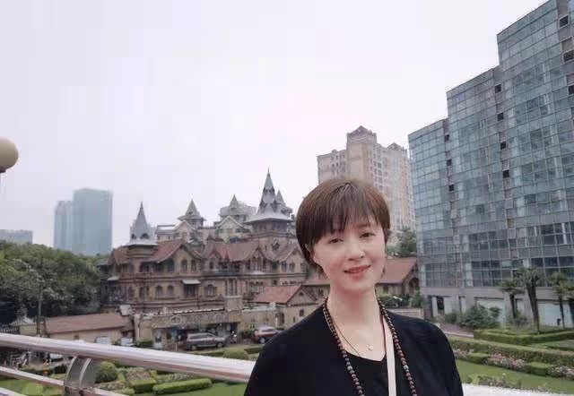 蔣欣私服終於美了,百褶裙配開衫減齡又洋氣,「瘦」下來漂亮極了