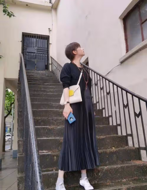 蔣欣私服終於美了,百褶裙配開衫減齡又洋氣,「瘦」下來漂亮極了
