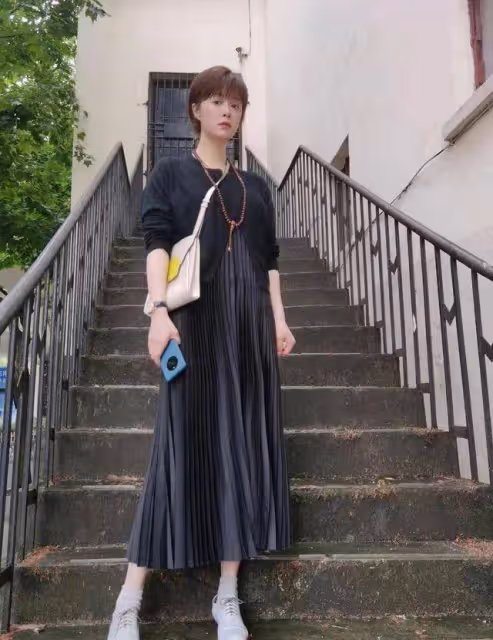 蔣欣私服終於美了,百褶裙配開衫減齡又洋氣,「瘦」下來漂亮極了