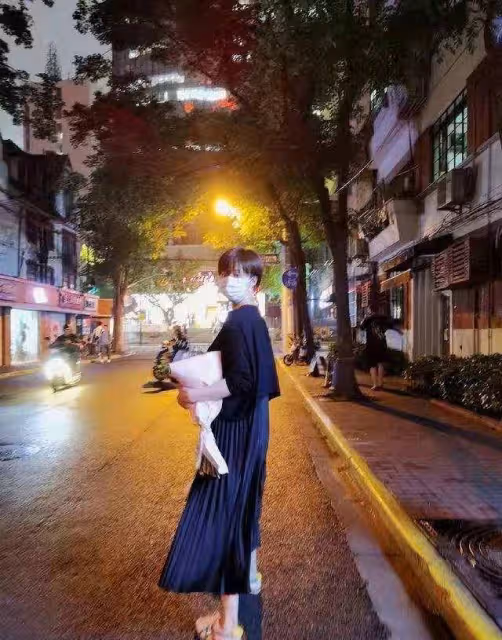 蔣欣私服終於美了,百褶裙配開衫減齡又洋氣,「瘦」下來漂亮極了