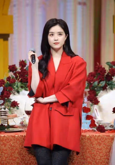 蔣欣私服終於美了,百褶裙配開衫減齡又洋氣,「瘦」下來漂亮極了