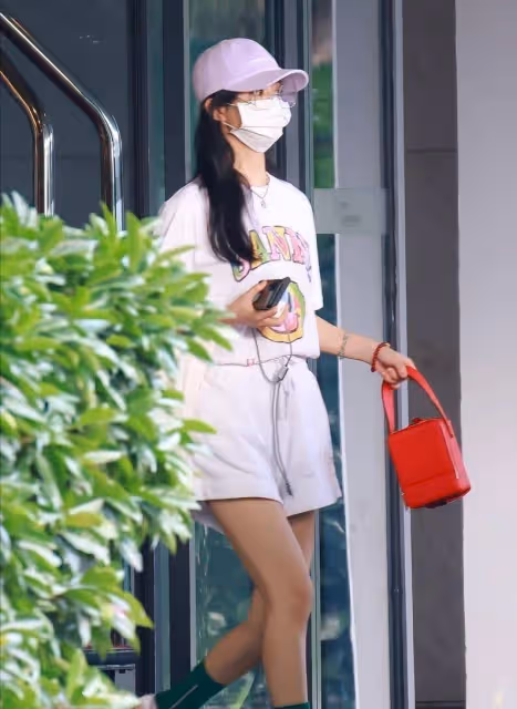 趙麗穎穿私服好有靈氣,簡約配色時尚感很強,當了媽也不影響氣質