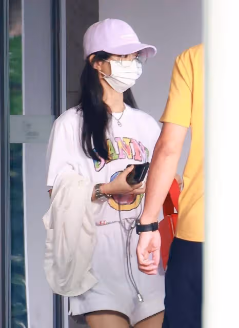 趙麗穎穿私服好有靈氣,簡約配色時尚感很強,當了媽也不影響氣質