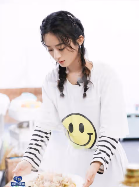 趙麗穎穿私服好有靈氣,簡約配色時尚感很強,當了媽也不影響氣質