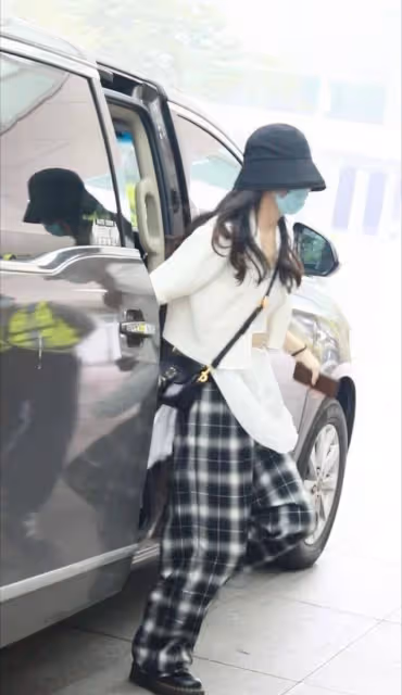 趙麗穎穿私服好有靈氣,簡約配色時尚感很強,當了媽也不影響氣質